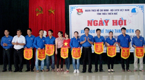 Đ/c Nguyễn Chí Tài - UV BCH Trung ương Đoàn, Bí thư Tỉnh Đoàn trao cờ Lưu niệm cho các đơn vị tham gia Ngày hội